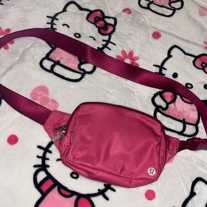 Lululemon belt bag large 2L raspberry/wildberry